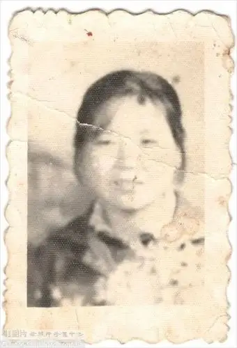 七十年代模糊老照片修复手工方式精修让思念更清晰