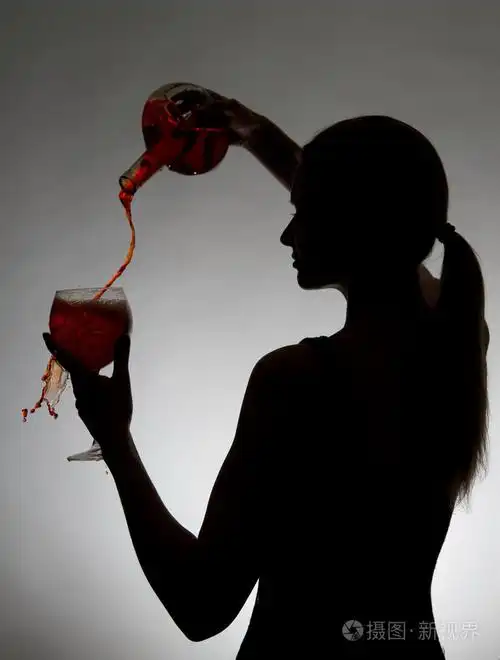红酒的女人