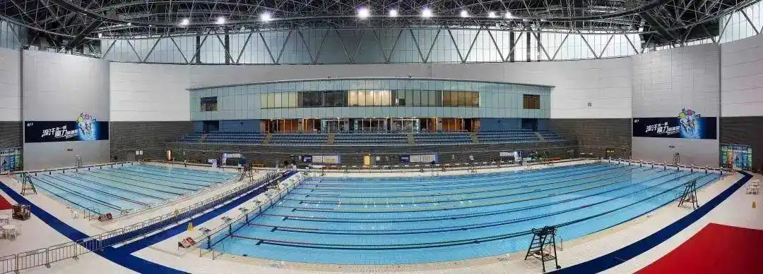 深圳湾体育中心游泳馆建筑面积达19,730平方米,设有一个50×25米标准