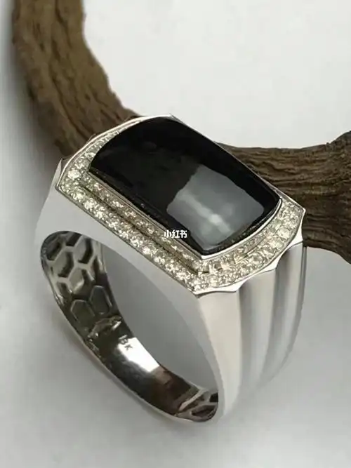 豪镶k白墨翠马鞍戒