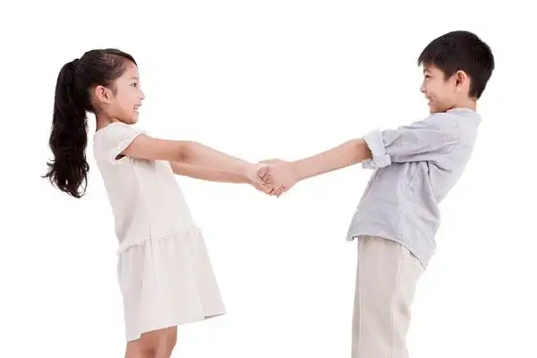 小男孩和小女孩手牵手对视