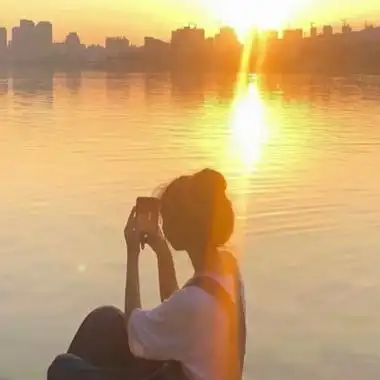 侧脸头像女生日落逆光高清唯美治愈系的日落女生头像侧脸图片