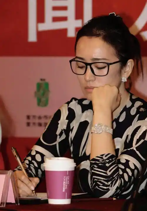 57岁巩俐素颜霸气亮相,肤嫩似少女,黑框眼镜尽显知性美_照片_网友