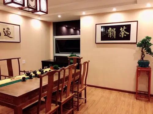 一年后,美丽在江东路租了一间40平米的房子,开了一个小小的茶室