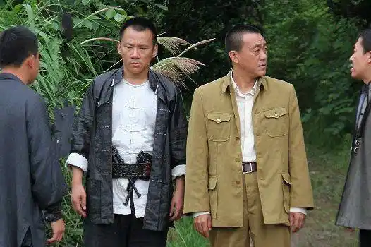 从机枪扫射,到最终的拼刺刀,都让这部电视剧的开端带上了血性气质