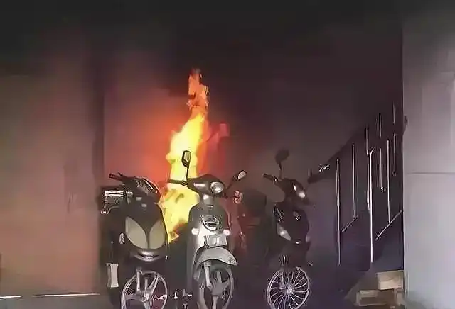 电瓶车会自燃是电池热失控的原因,电池内的一部分电池短路,电池失去了