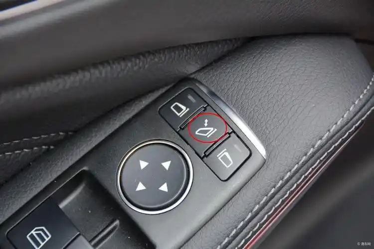 奔驰cla250倒车镜折叠按钮在哪