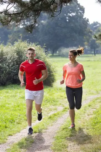 在公园跑步的人