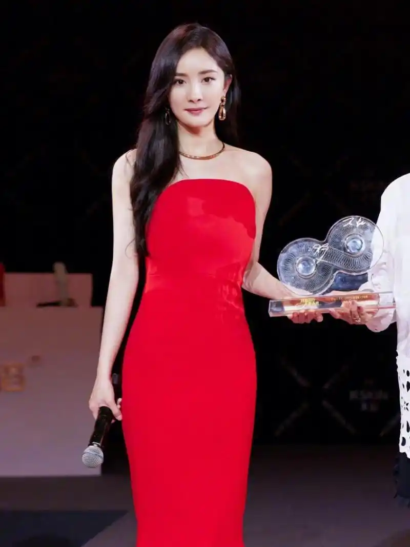 杨幂这身材和气质真是没得挑的,穿着红色的抹胸礼服,华丽精致,高调