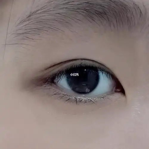 真正的两个眼睛不一样