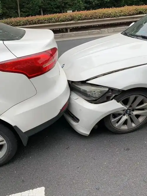 宝马真是不抗撞啊,一个小追尾就这样了