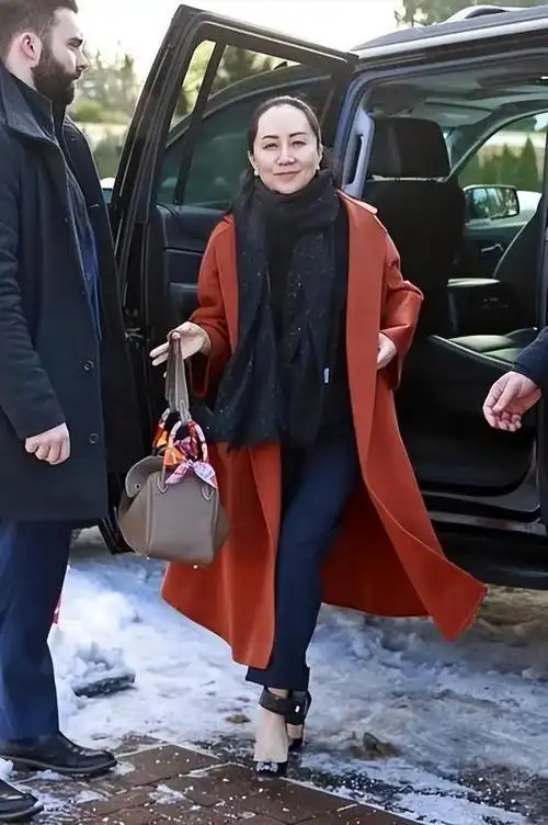 女人到了中年,一定要学习一下孟晚舟的穿搭思路,不刻意秀出身材,也从