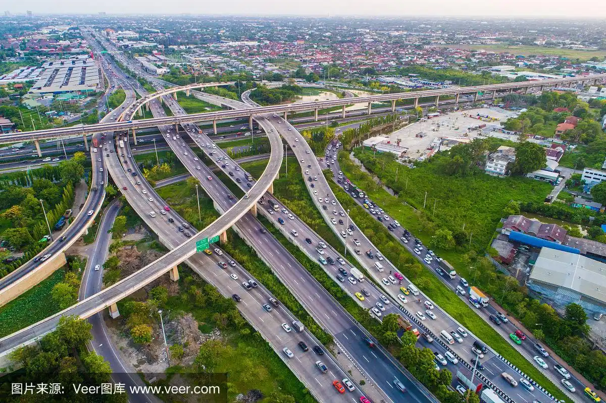 城市交通枢纽道路鸟瞰图与汽车运动