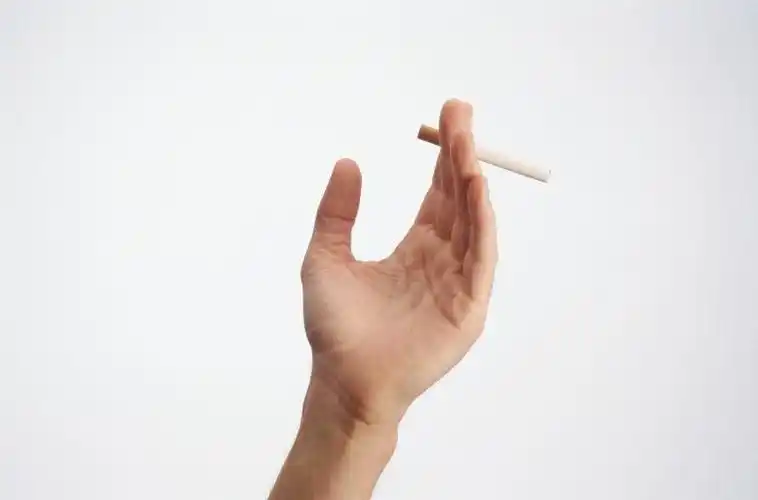 男人手里拿烟的姿势在白色背景下