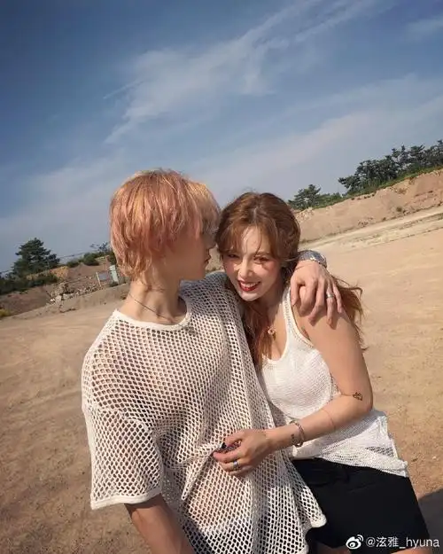 泫雅一连串发好几条微博分享与男友金晓钟的户外恩爱合照,照片中泫雅