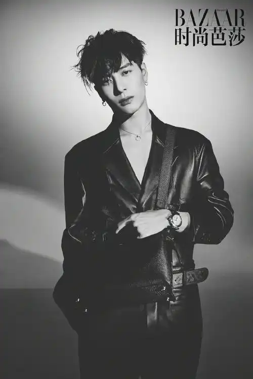 王嘉尔时尚芭莎十二月刊解锁新刊酷帅黑白封面