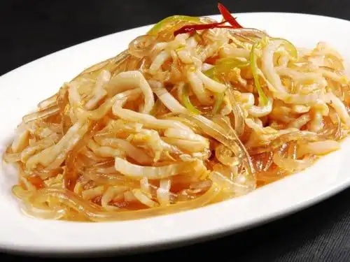 酸菜炒粉条很好吃,自己做也很容易,很快就能学会