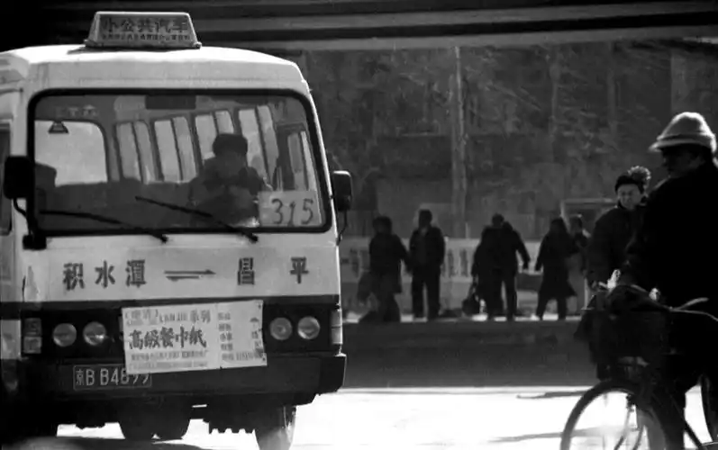 1998年,北京街头的小公共汽车.张风 摄_meitu_3.jpg