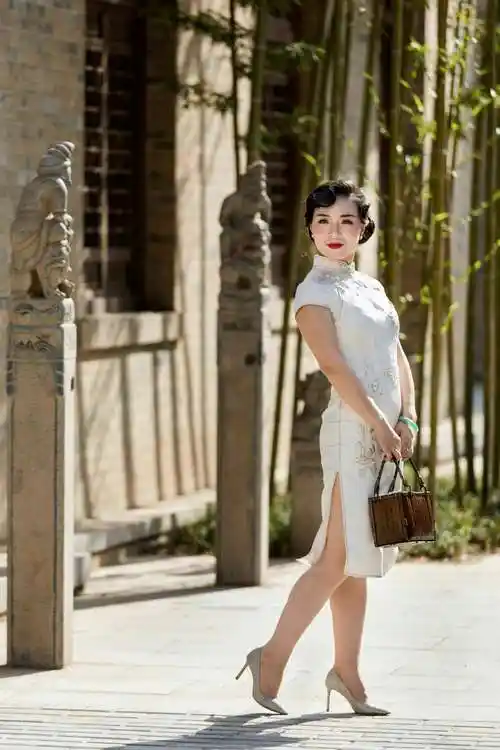 旗袍让女人美的娉婷有致;恰到好处的收腰勾勒女子纤瘦柔美身材