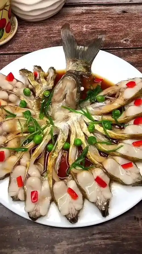 清蒸鱼饭店里蒸的比较嫩改刀是关键