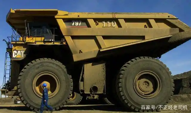 全球最大的卡车,售价2000万,载重400吨,比2层楼还高