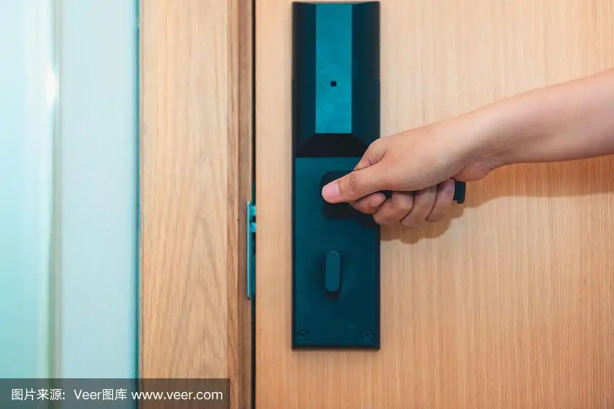 女人的手正握着门把手开门