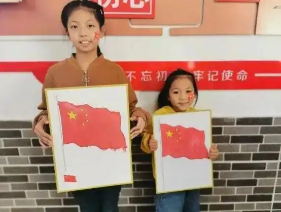 知识,还精心准备了画有五星红旗的图画纸,让孩子们通过为五星红旗涂色