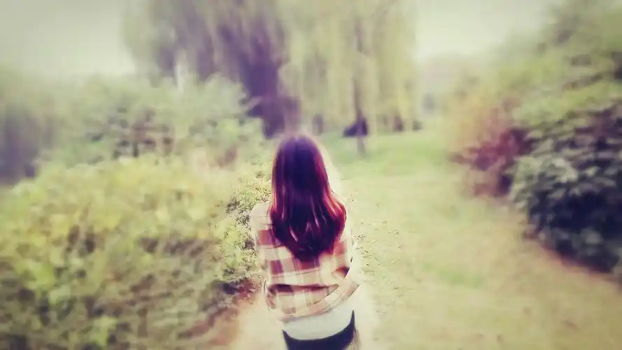 伤感女生背影图片壁纸