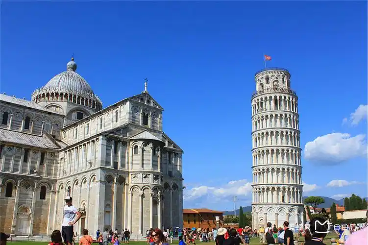 torre pendente di pisa或torre di pisa,英语:leaning tower of pisa