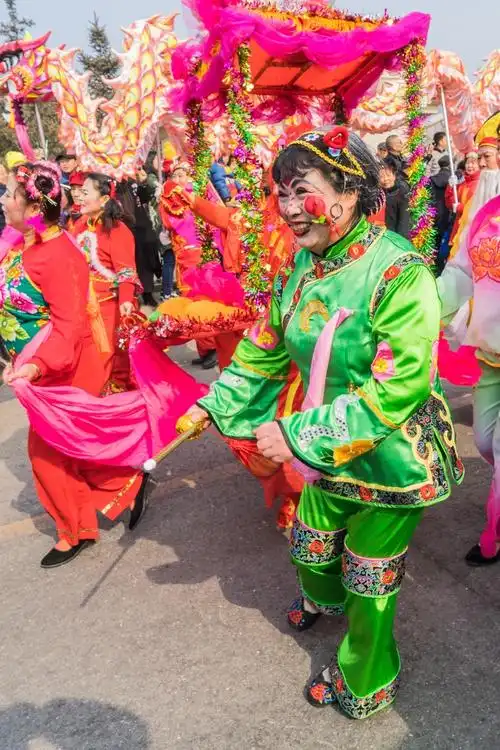 喜庆的秧歌舞起来