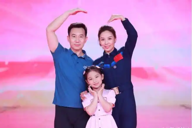 全国10户最美家庭,"山西好儿媳"王亚平一家光荣入选_赵鹏_女儿_妈妈