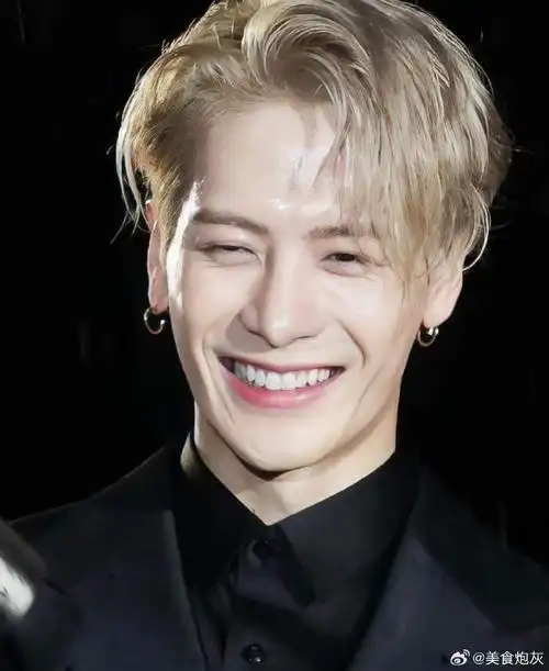 王嘉尔超话王嘉尔的笑容真的好治愈啊!