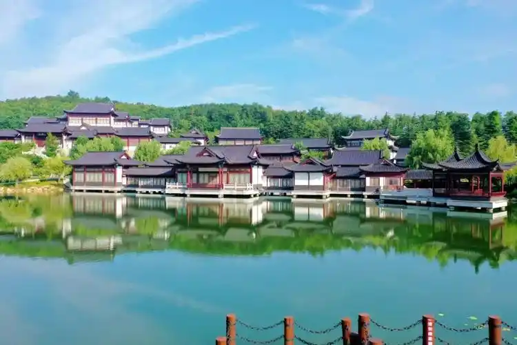 华夏城景区景区优惠联系电话:0631-5319122展览地点:威海市美术馆1号