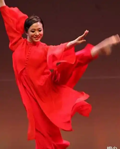 杨丽萍新舞蹈"一丝不挂",摸下体表情陶醉不害臊,遭金星质疑!