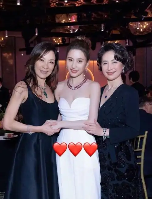 赌王千金何超莲何超琼罕同框,姐妹玩亲亲长太像,相差29岁似母女