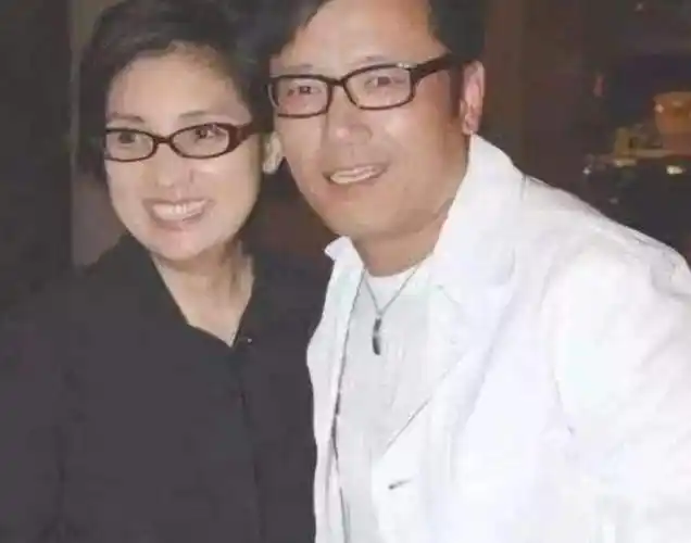 不得不说感觉毛阿敏好像老了一样,尤其是她的丈夫离开人世后,整个人的