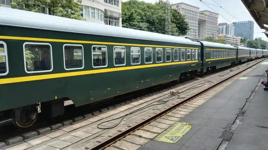 绿皮车,跑得快;小马扎,作用大;回汕头,赴聚会.