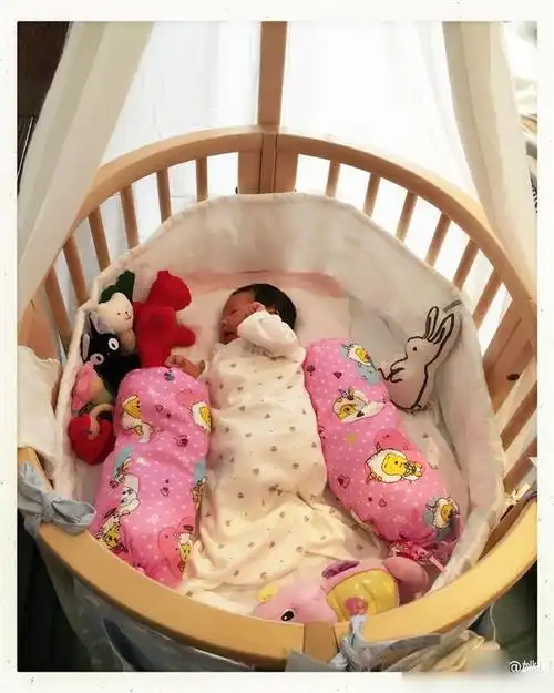 姚晨晒两个孩子照片 可爱萌娃睡在妹妹婴儿床上