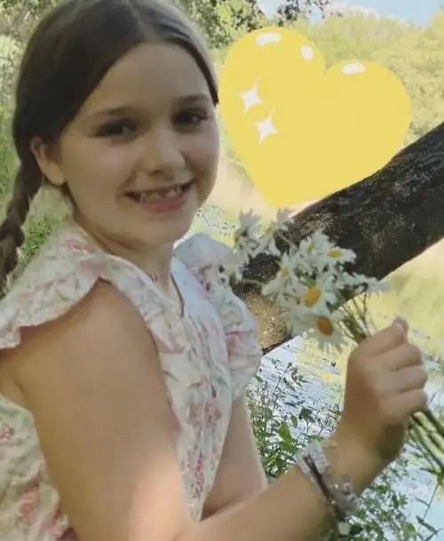 贝克汉姆女儿小七又胖了?穿碎花连衣裙好气质,不愧是名媛千金