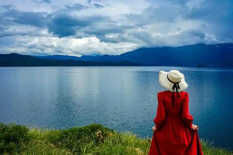 女人步入中年后,皮肤松弛,身材走样都是不可避免的,因此在拍照姿势的