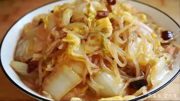 白菜别只会炒着吃,加1把粉条,锅里炖一炖,3斤白菜不够吃