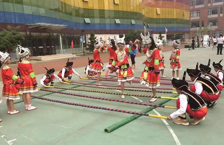 小姑娘们欢快得跳起了彝族的竹竿舞,头饰的流苏碰撞发出清脆的声. .