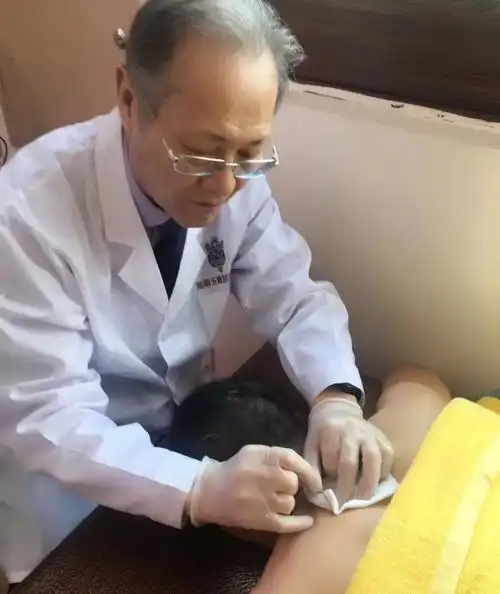 田纪钧教授运用刃针,钩拉刃针,皮部刃针和手法,治疗颈,肩,腰,腿痛,心