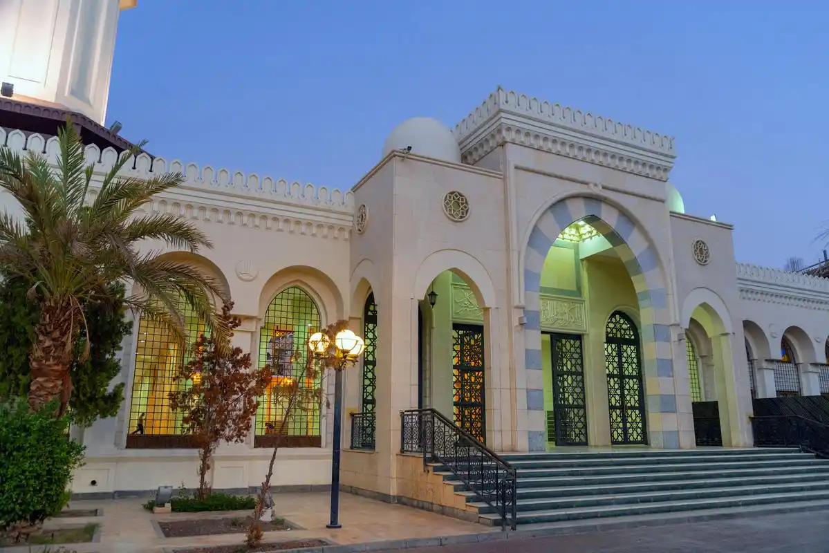 以色列警察袭击耶路撒冷阿克萨清真寺的礼拜者,加沙向以色列发射火箭