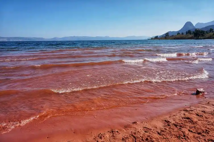 云南澄江红沙滩