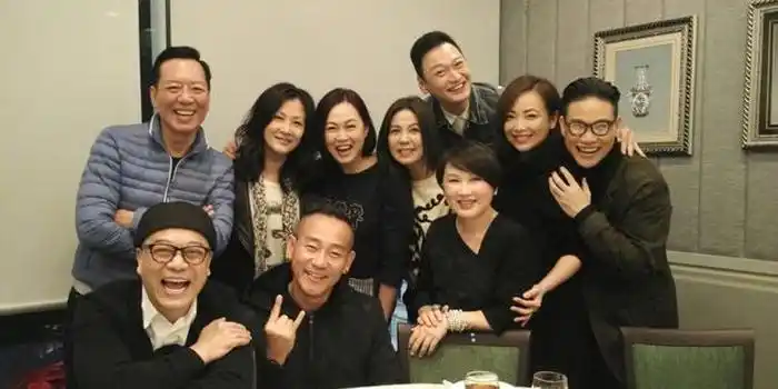 回忆杀!邓萃雯欧阳震华林保怡tvb老戏骨聚餐合影