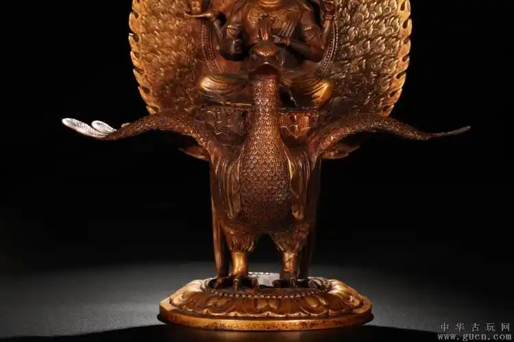 明精铸铜胎鎏金孔雀明王造像