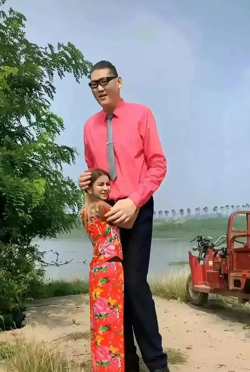 张欢与李七喜  亚洲第一高张欢238厘米,娶了个妻子叫李七喜,身高155