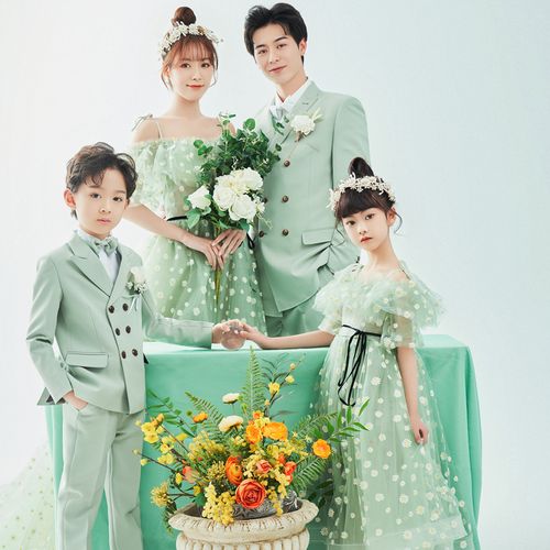 王氏摄影服装道具商城的优惠券大全—亲子装一家三口麦格牧童装全家福