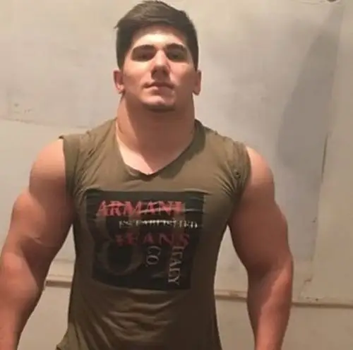 当然大脖子也不是天生有的,也是需要训练的,这是他在兄弟的帮助下训练